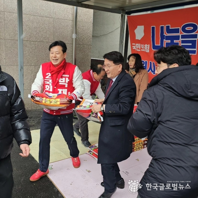 박재순 예비후보와 김기정 수원시의장이 쌀을 전달 하고 있다.