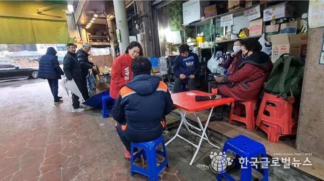 상인들과 인사 나누고 있는 김세연 예비후보