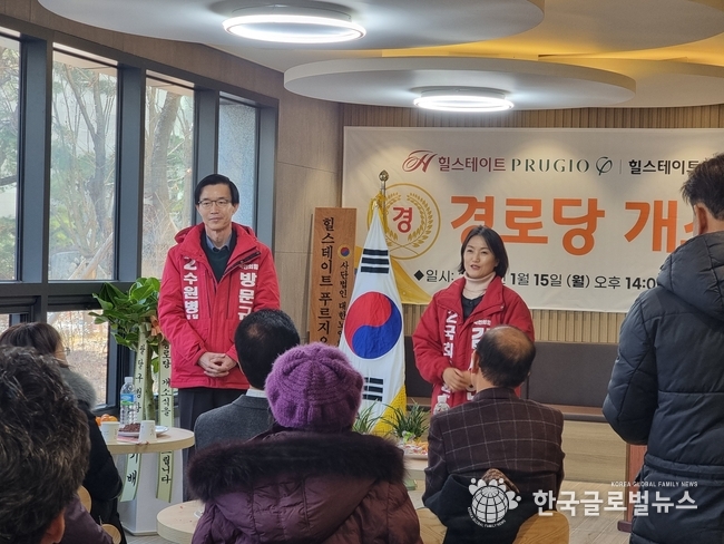 수원 병 출마 .방문규 예비후보 와 김세연 예비후보가 인삿말을 전하고 있다.