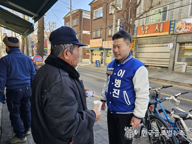 이병진 예비후보가 동네 지역민과 인사를 나누고 있다. 