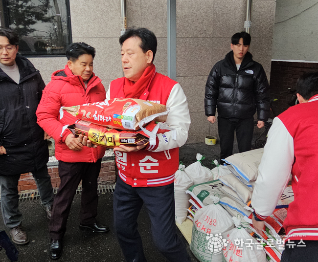 쌀 나눔 봉사를 하고 있는 박재순 예비후보