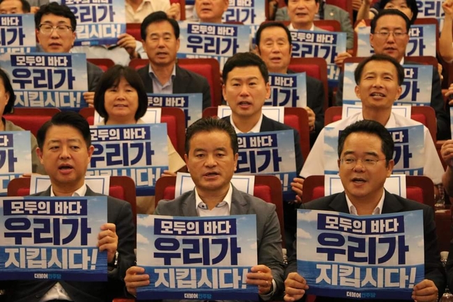 앞줄 가운데 임종성 의원과 뒷줄 이병진 후보가 구호를 외치고 있다.