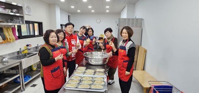 봉사자들과 함꼐 하는 박재순 예비후보