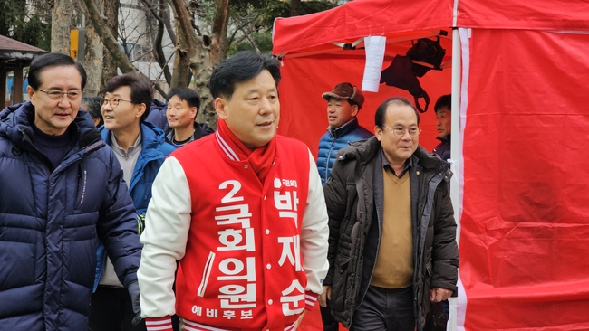 박재순 예비후보가 지역 인사를 다니고 있다.