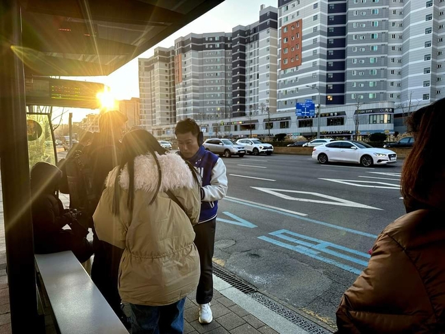 이병진 예비후보가 24년 01월 23일 덕영대로에서 출근길 인사를 드리고 있다.