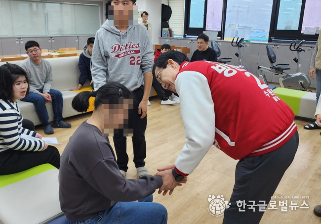 장애인주간보호시설을 방문한 방문규 수원병 후보