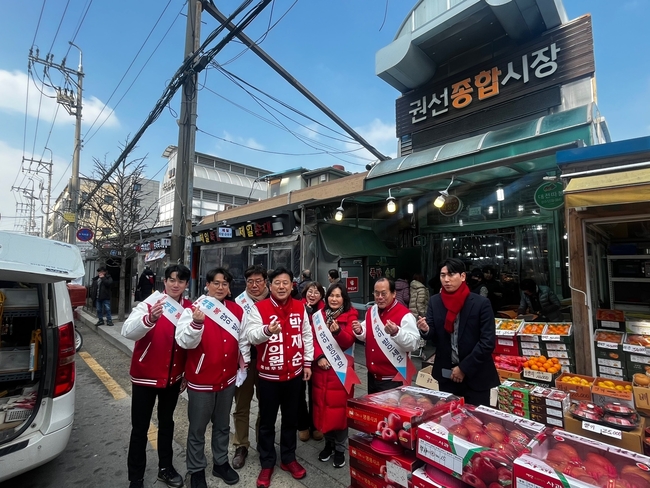 박재순 예비후보가 수원무지역 시.도의원 들과 재래시장을 돌며 상권을 살피고 있다.