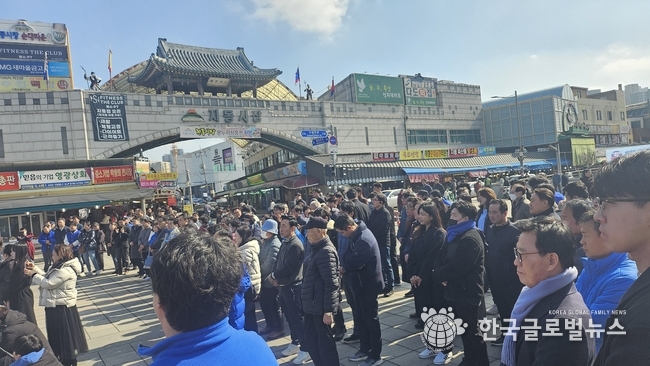 지역구인 지동교에 위치한 지동시장 앞에서 김영진 의원의 출마선언을 지지하고 있는 지역 상인과 주민들. 