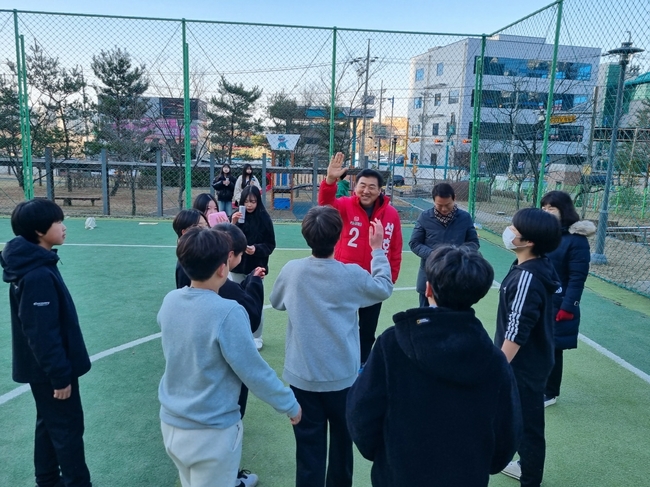 지역 학생들과 화이팅을 외치고 있는 석호현 예비 후보