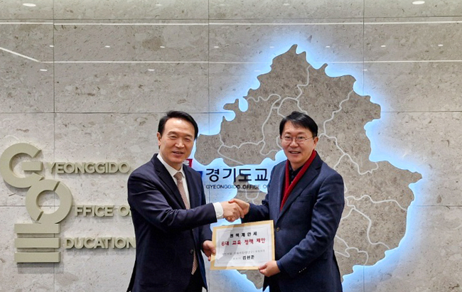 경기도 교육청에서 김현준 국민의힘 수원시갑(장안구) 국회의원 후보자가 임태희 경기도 교육감에게 “6대 교육정책” 제안서를 제출하고 있다. (김현준 후보자 측 제공)><br>
