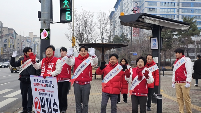 박재순 수원무 국민의힘 국회의원 예비후보가 지역구 시.도의원들과 아침 인사를 하고 있다.