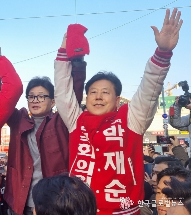 박재순 예비후보가 한동운 한동훈비대위원장과 승리를 위한 포즈를 취하고 있다.