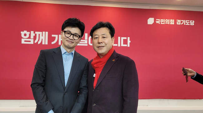 한동훈 비대위원장과 박재순 후보가 경기도 국민의힘 도당 사무실에서 기념 사진을 찍었다.