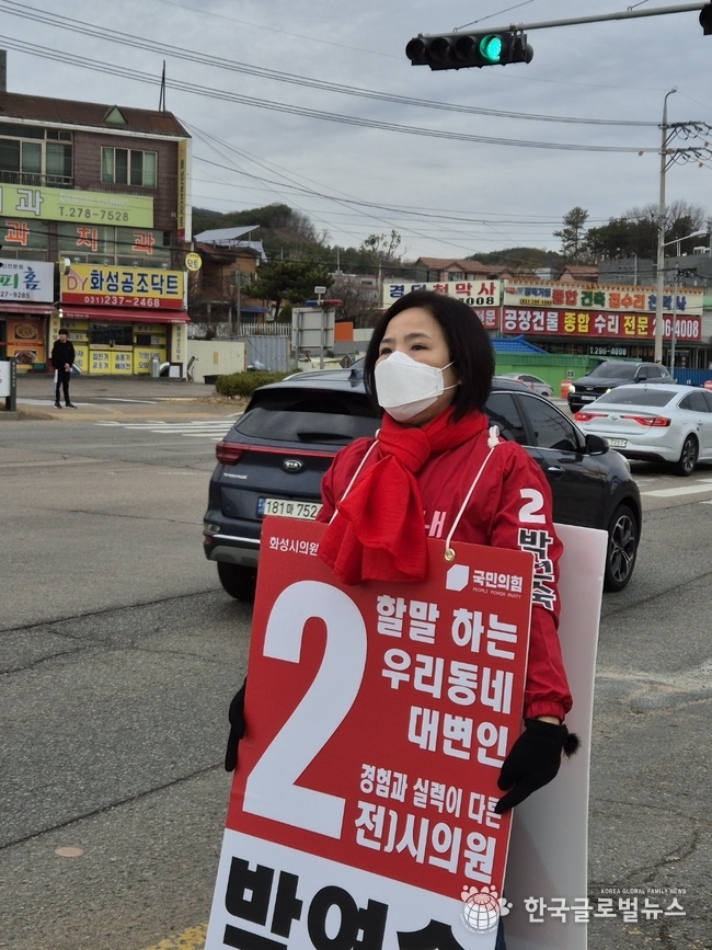 거리 인사를 하고 있는 박연숙 후보