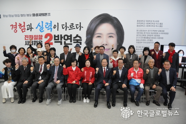  개소식이 끝난후 기념 촬영을 하고있다.