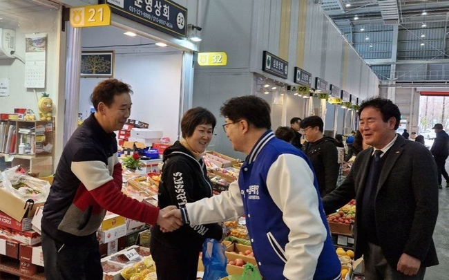 염태영후보가 시장을 돌며 인사를 나누고 있다.