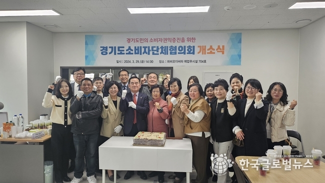 축하떡을 자른후 기념사진을 찍고 있다.