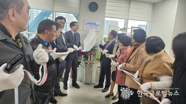 경소협 개소식에 참석한 위원들이 현판식을 하고 있다.