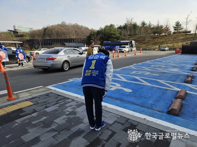 김준혁 후보가 거리에서 유권자들에게 인사를 하고 있다.
