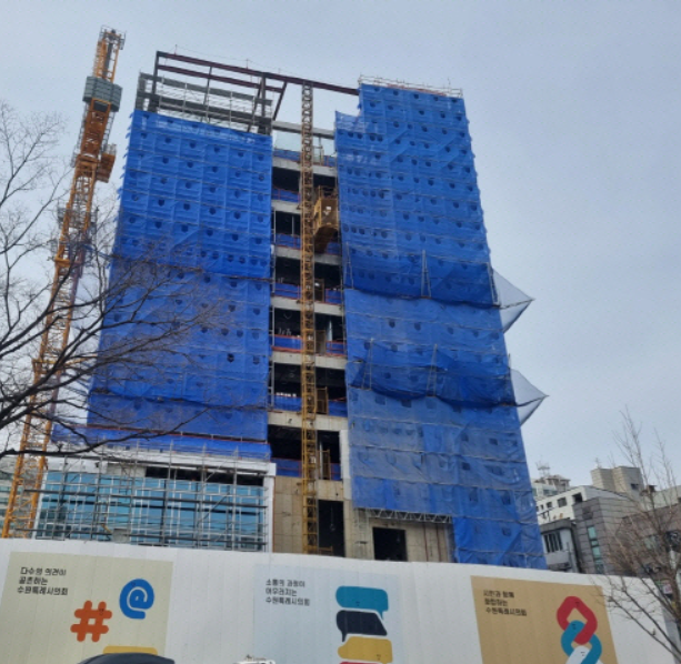  공사가 진행 중인 시의회 청사 공사 모습.