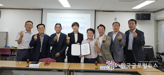 위촉식이 끝난후 전체 사진을 찍고 있다.