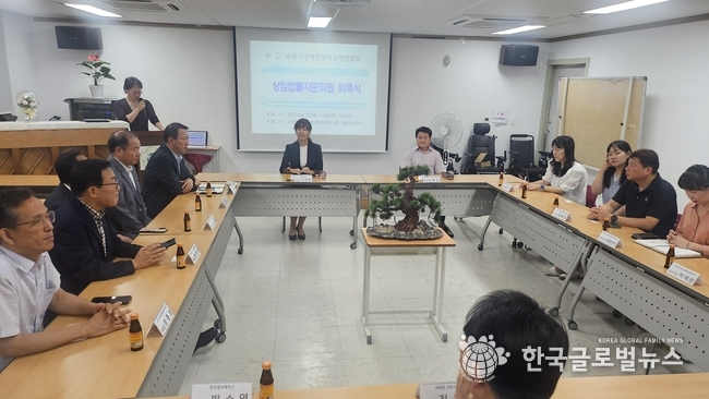 위촉식 참석자 들이 이야기를 나누고 있다.
