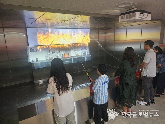 화재진압에 소화기를 분사하는 교육을 받고 있는 회원즐