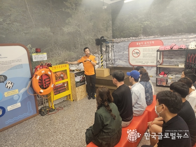 계곡에서의 안전성을 교육 받고 있다.