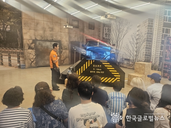 사고현장에서 안전밸트의 중요성을 체험 하고교육에 임하고 있는 회원들.