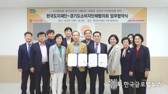 협약서 이후 단체 사진을 찍고 있다.