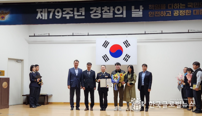 수상자로 선정되 꽃다발을 받고 환하게 웃고 있는 이화형 소장