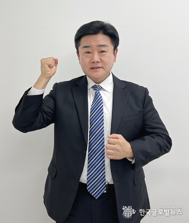 백경열 사무처장이 화이팅을 외치고 있다.