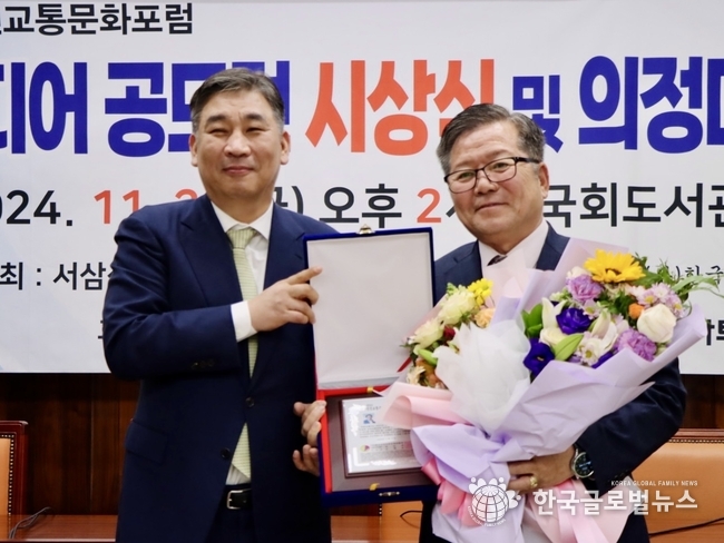 왼쪽 최승재 대회장이 허 원 위원장에게 상패를 전달하고 기념 사진을 찍고 있다.