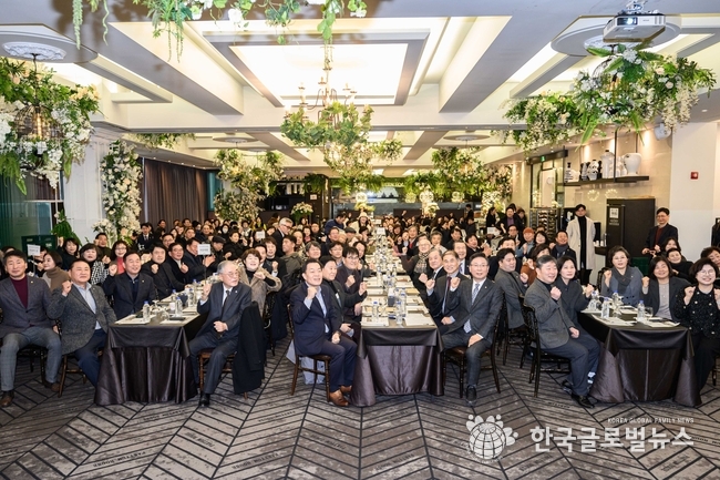 시민협의회 참석자들과 기념 사진을 찍고있는 이재준 시장과 조철상 회장.(사진 가운데)