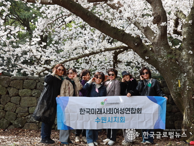 가운데 신혜숙 회장을 비롯 임원과 회원들이 벛꽃을 무대 삼아 기념 사진을 찍고 있다.(왼쪽부터 박소연,박인희,서영순,신혜숙.황의숙,최순남,조은화 회원) -사진 이묘일 작가