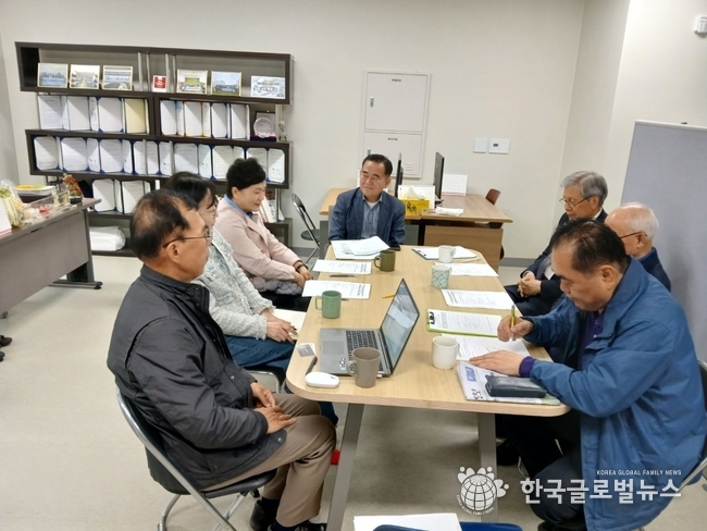 손철옥 회장을 중심으로 고령자 대표 및 전문 강사의 의견을 듣고 있다.