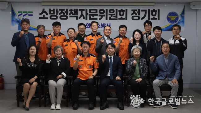 자문회의가 끝나고 기념 단체 사진을 찍고 있다.