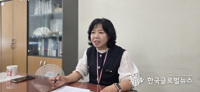 수원시 여성정책 황선미 과장이 인터뷰를 진행 하고 있다.