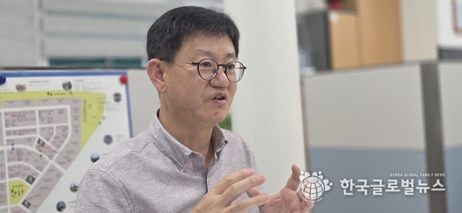 김범수 과장이 인터뷰를 진행 하고 있다.