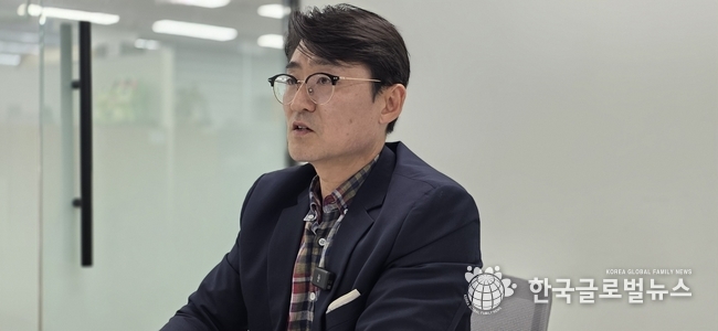 체육진흥과 권성환 과장이 인터뷰를 진행 하고있다.