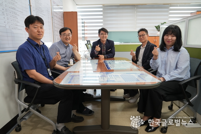 권성환 과장님 오른쪽부터 김동석 체육행정팀장, 체육시설관리팀 이선국 주무관,과장님 왼쪽 김완기 스포츠마케팅팀장, 체육시설조성팀 양지현 주무관이 함께 사진을 찍고 있다.