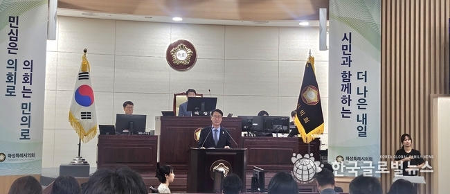 점영근 시장이 김상균의원 질문에 답을 하고 있다.