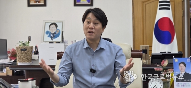 박준모 의장이 인터뷰를 진행 하고 있다.