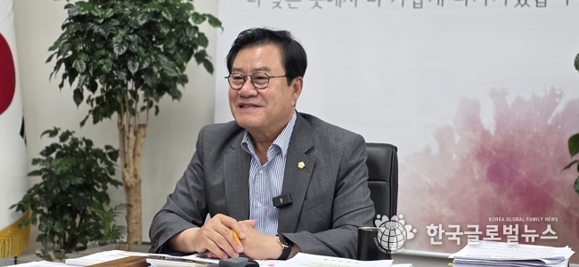 이상복 의장이 인터뷰를 진행 하고 있다.
