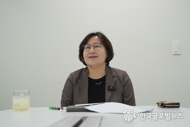 황명희 관광과 과장이 인터뷰를 진행하며 친근한 미소를 보이고 있다.