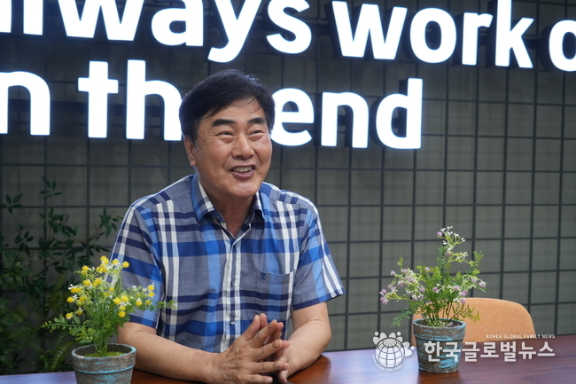 조 남 센터장이 인터뷰를 진행 하고 있다.