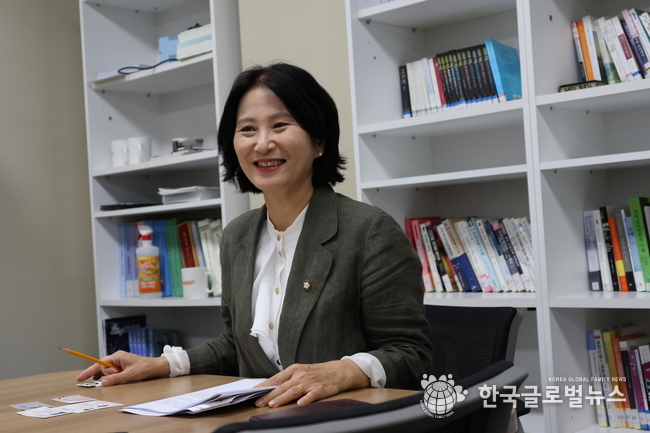 배현경의원이 인터뷰 중 환하게 웃고 있다.