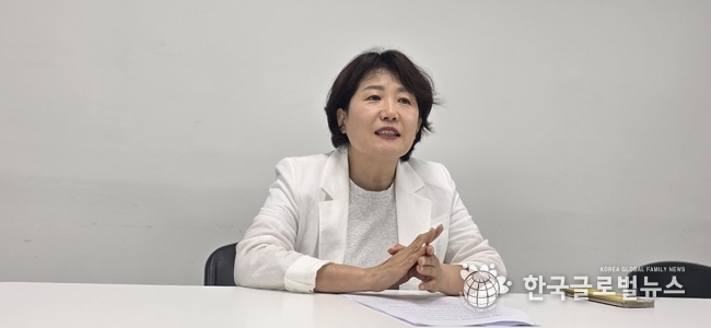 정 선 과장이 인터뷰를 진행 하고 있다.