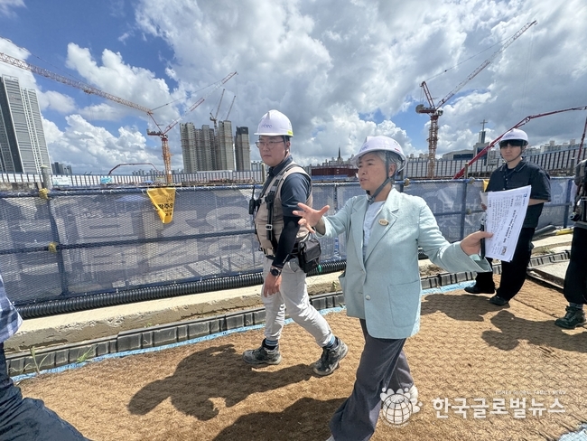 윤경선 의원이 건설현장을 둘러 보고 있다.