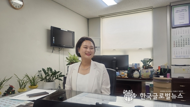장명희 위원장이 인터뷰를 진행 하며 미소를 띄고 있다.